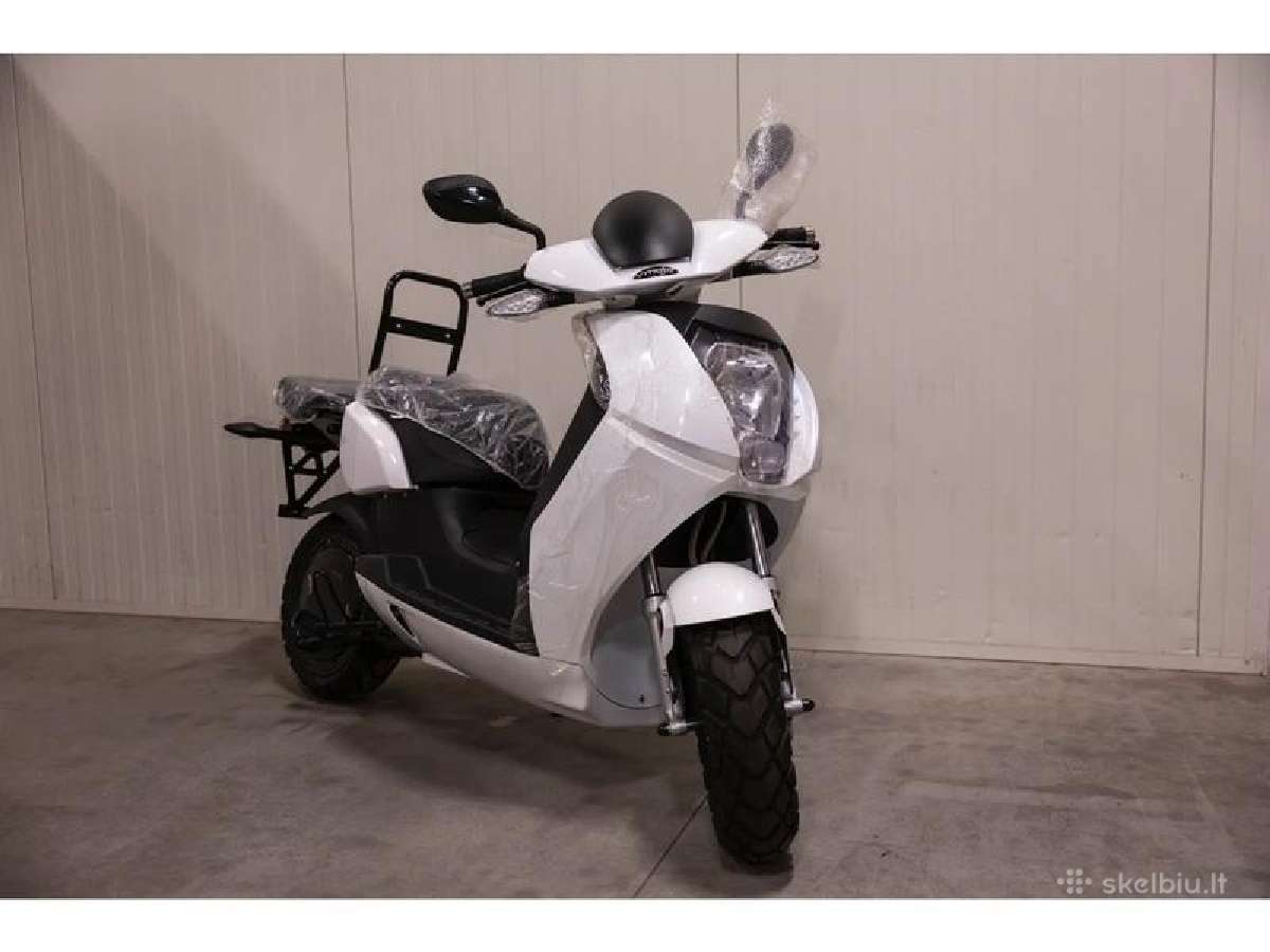 Parduodami galingi elektriniai motoroleriai