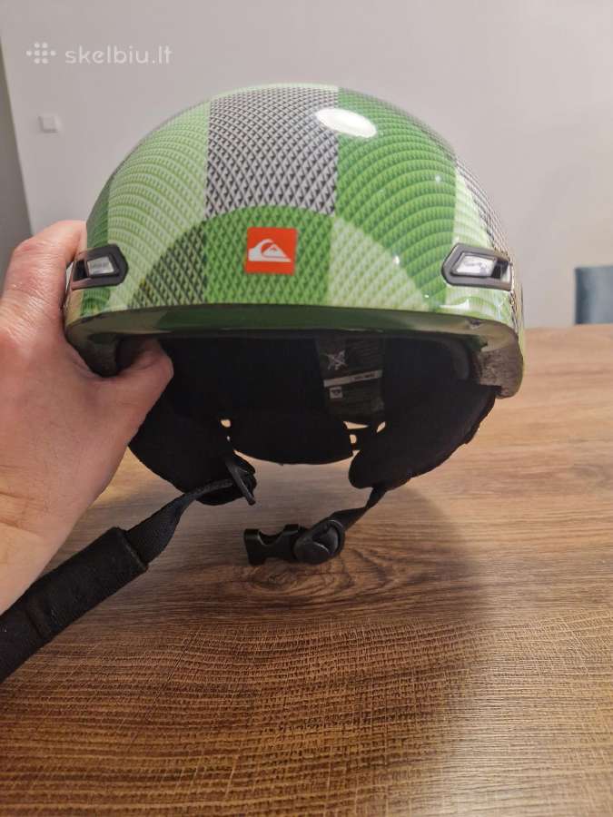 Slidinėjimo šalmas Quiksilver ir akiniai