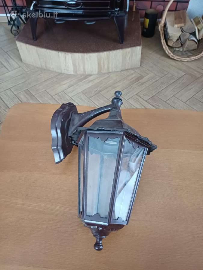 Pakabinams metalinis sieninis šviestuvas 10 eur.