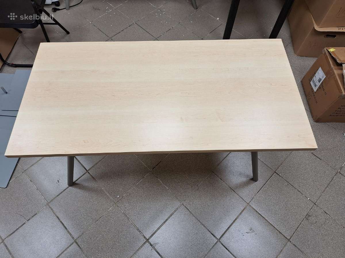 Biuro stalas sulankstomomis kojomis