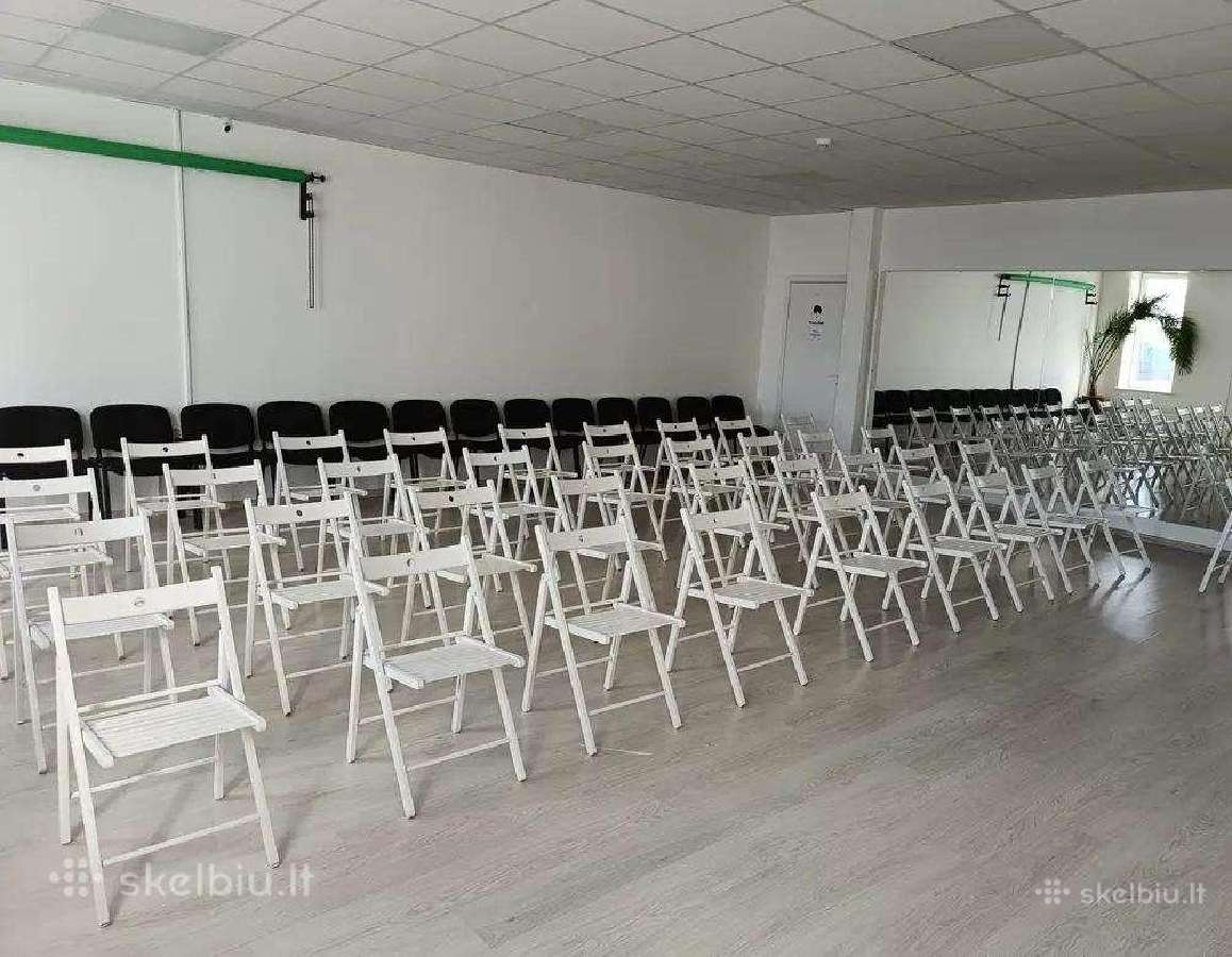 Balta medinė kėdė