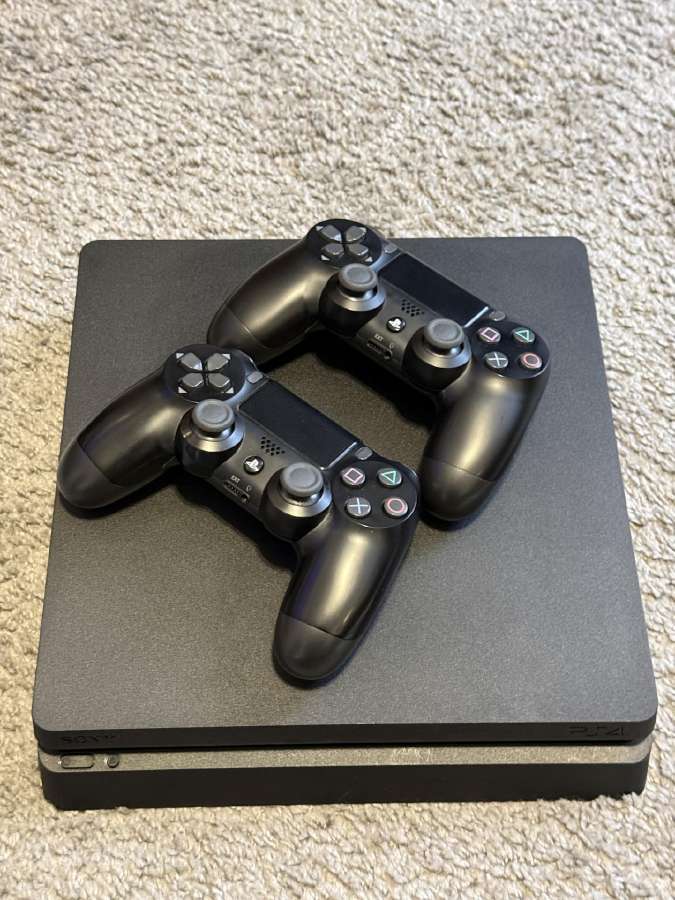 Playstation 4 Slim 500gb + 8žaidimai