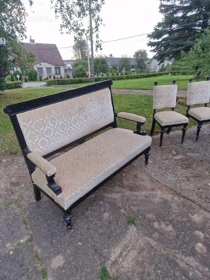 Kanapa ir dvi kėdės