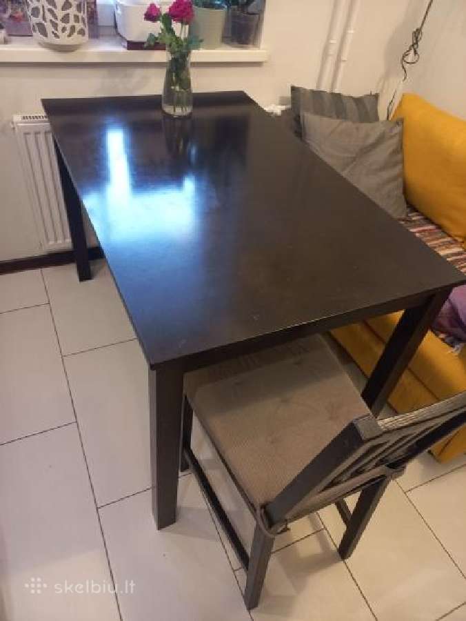 Stalas ir 4 kėdės su pagalvėle