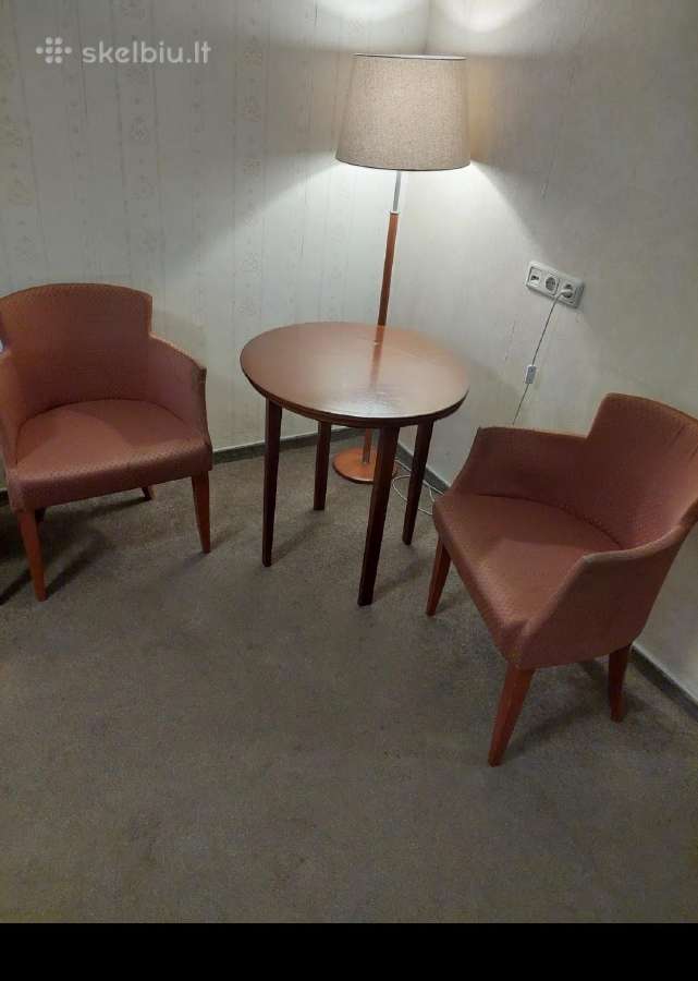 Du krėslai su staliuku