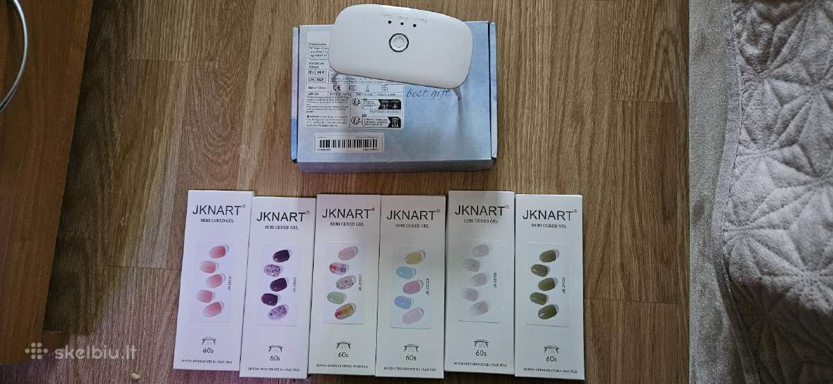 Nagų lempa su paruoštais nagais