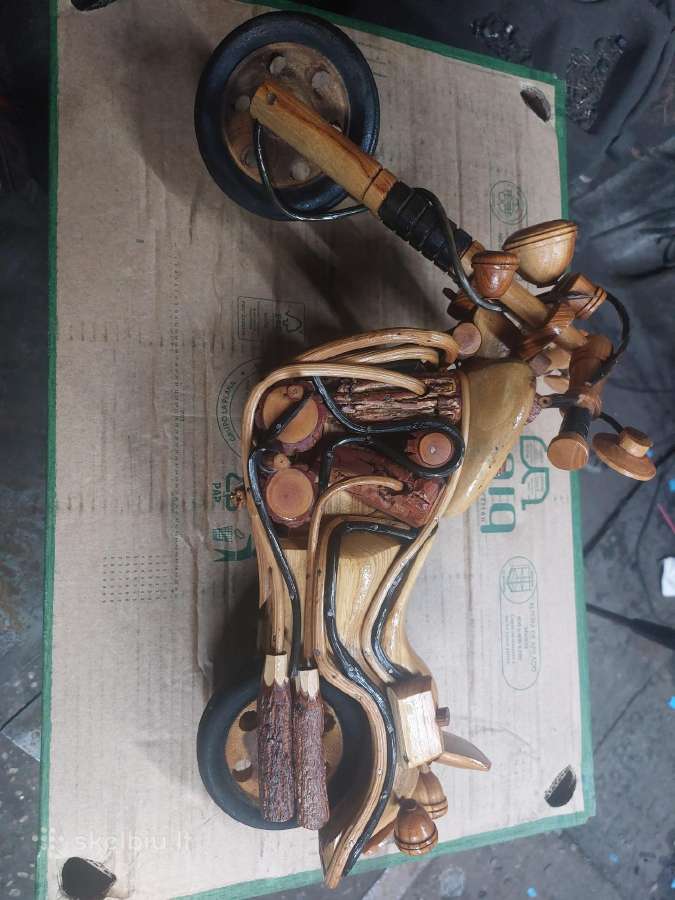 Ranku darbo motociklas. Medinis