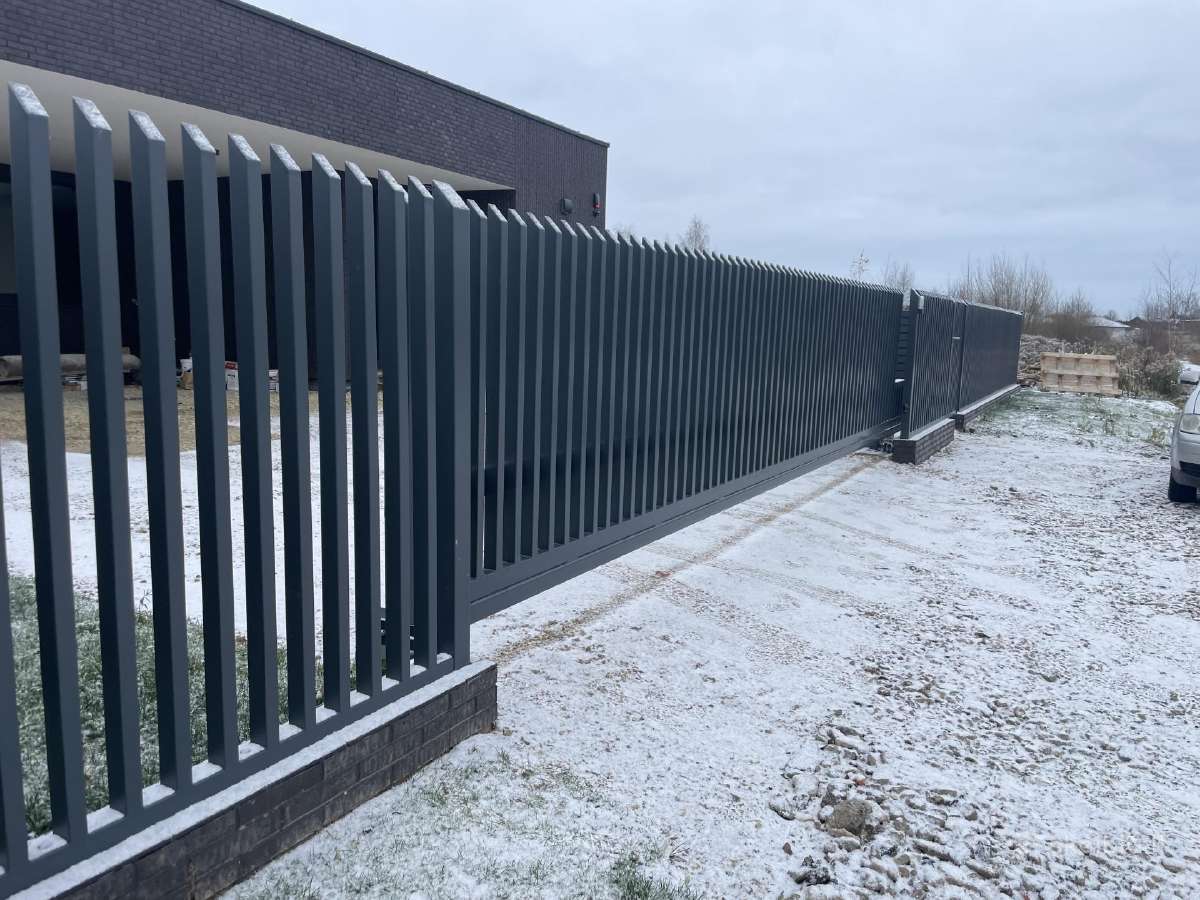 Stumdomi kiemo vartai kokybiški varteliai ir tvora