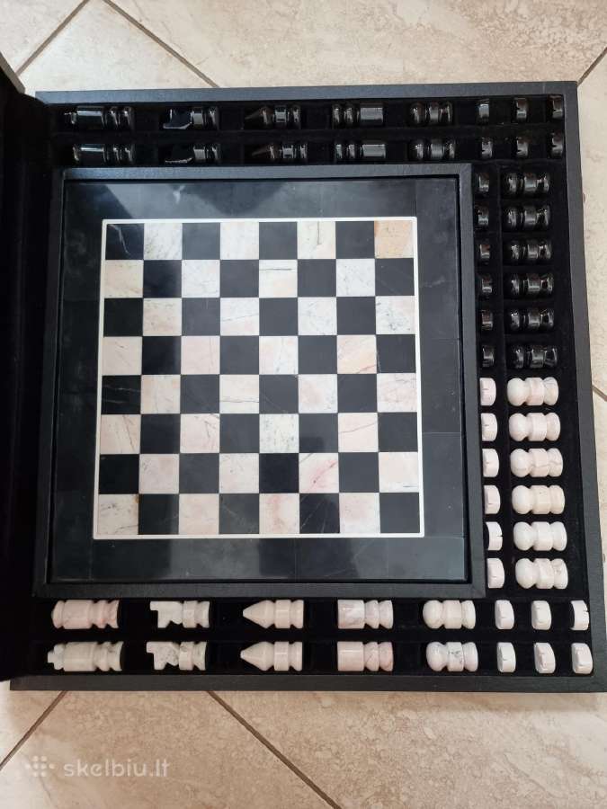 Naujas šachmatų ir šaškių rinkinys iš onikso