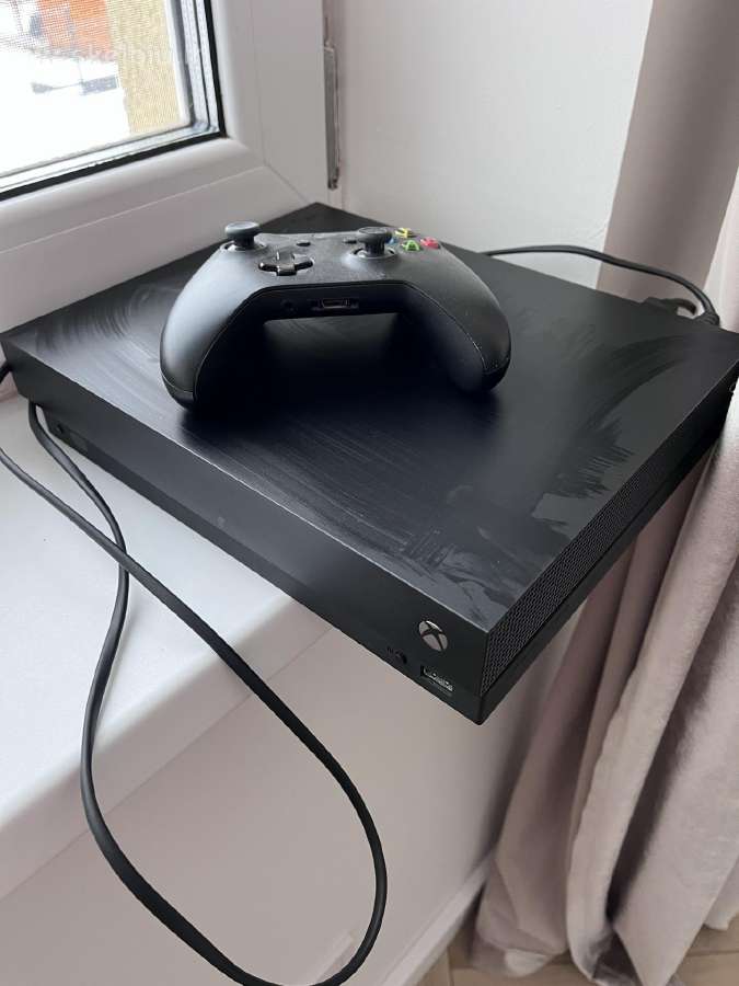 X box One X zaidimu konsole