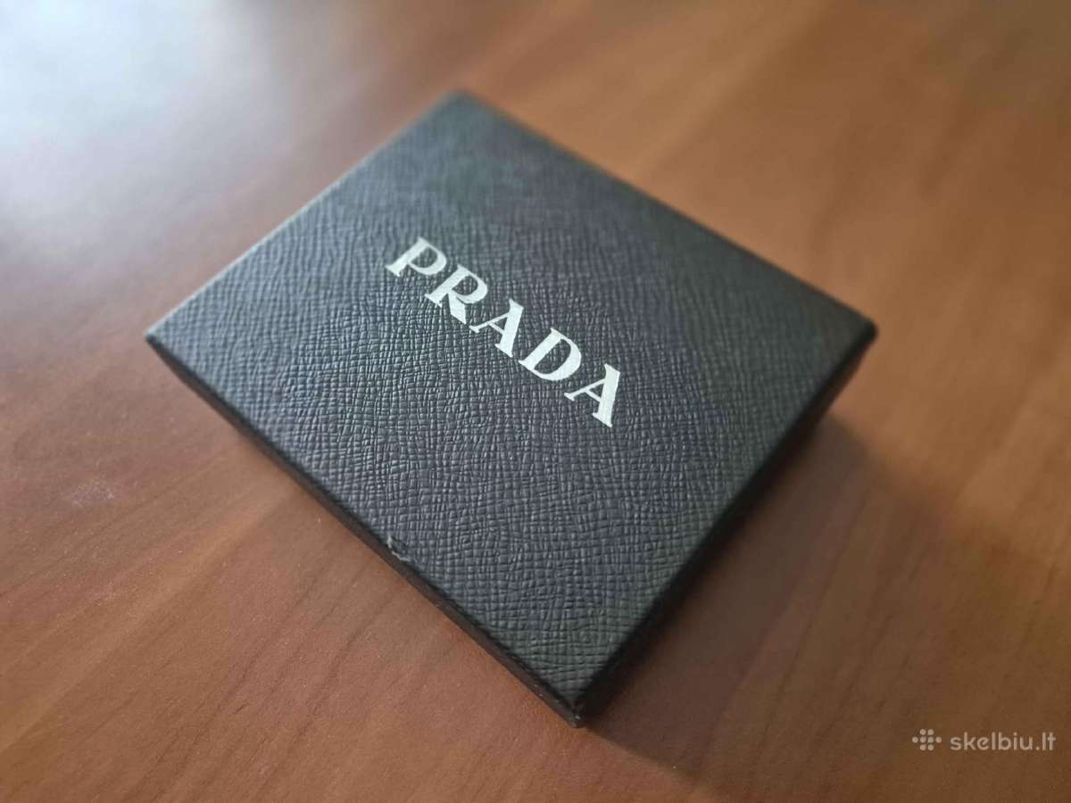 Juoda „prada“ odinė piniginė.