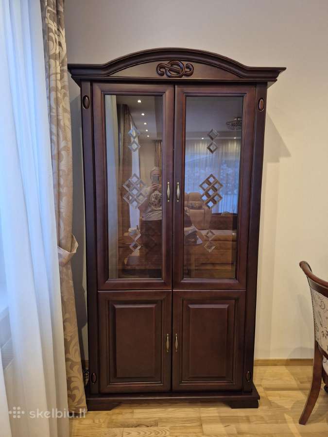 Medinė spinta su vitrina/indauja