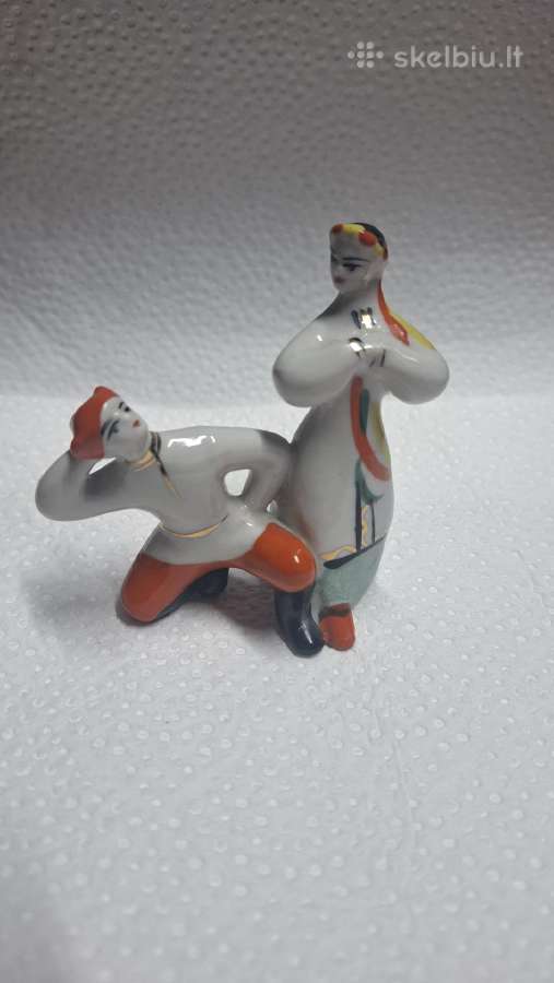 Ankstesnių laikų porceliano statulele