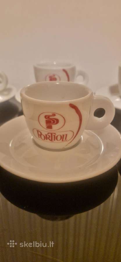Puodeliai espresso kavai, storomis sienelėmis.