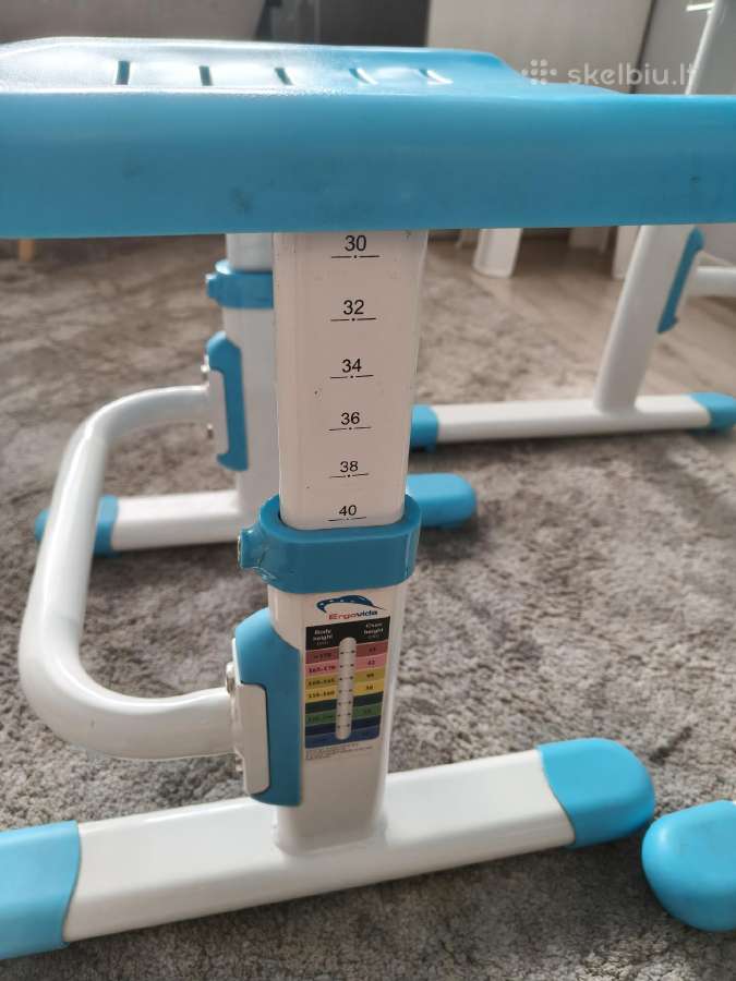 Pardodamas staliukas su kiede