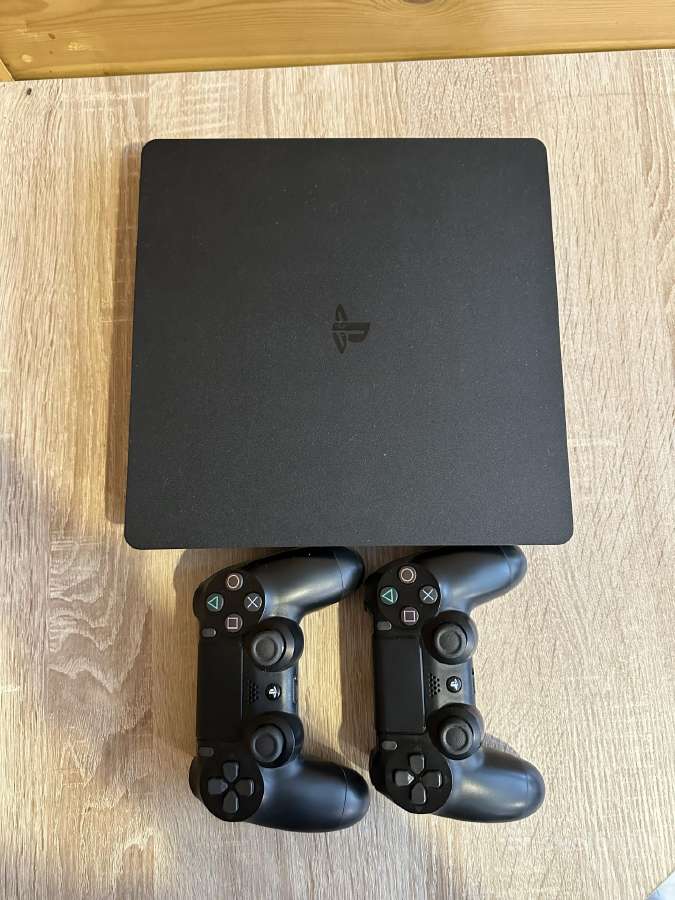Ps4 slim 500gb su 2 pulteliais