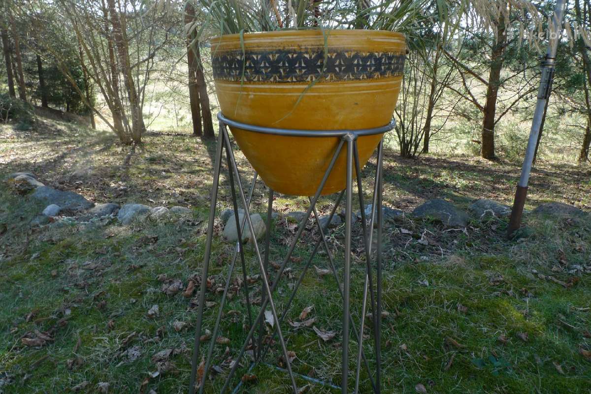Vokiškas metalinis stovas su molio vaza puikus 80c