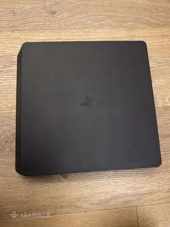 Playstation4 1tb su dviem pultais ir pakrovėju.