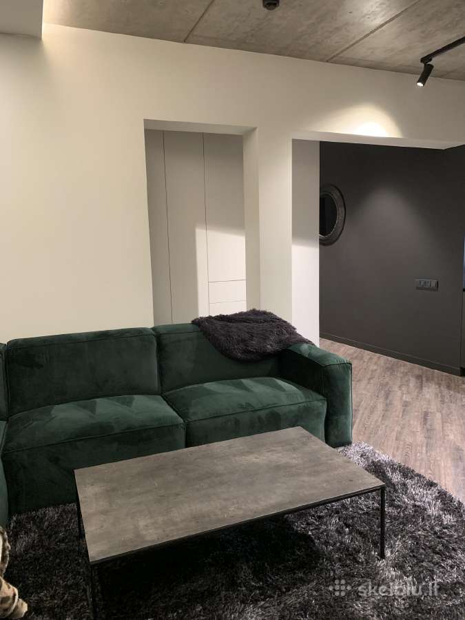 Stilinga kampinė sofa su šezlongu ir pufu