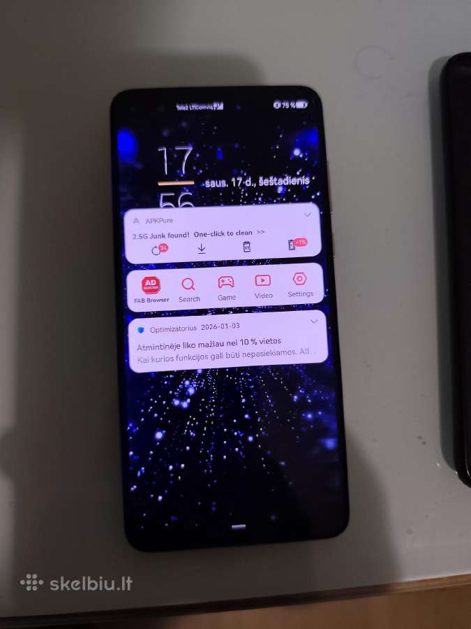 Huawei p40 būklė gera.tik iskiles kameros stikliu.