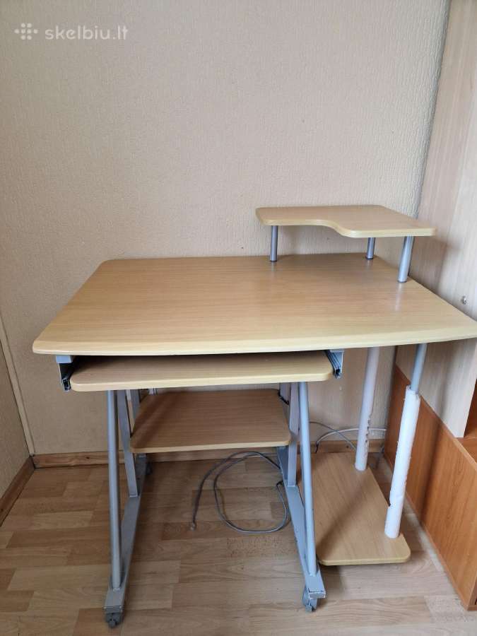 Parduodamas mažas staliukas kompiuteriui