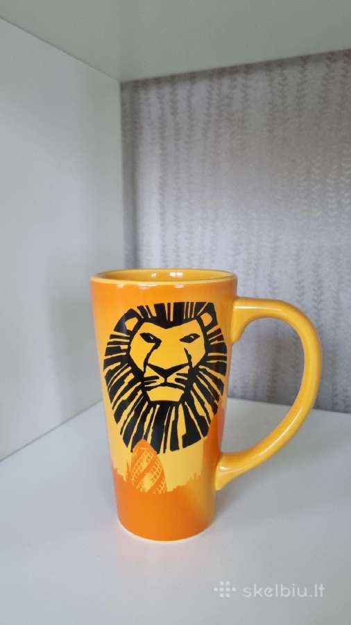Aukštas ir talpus Disney puodelis. The Lion King
