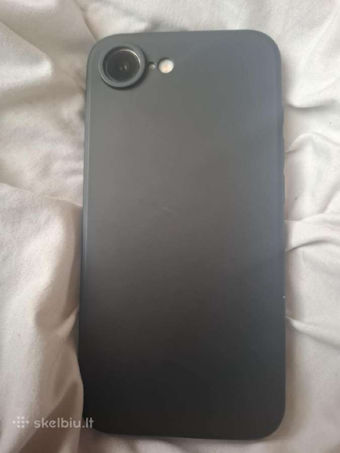 iPhone 16e su deklu ir pokroveju ir Su dežute akum