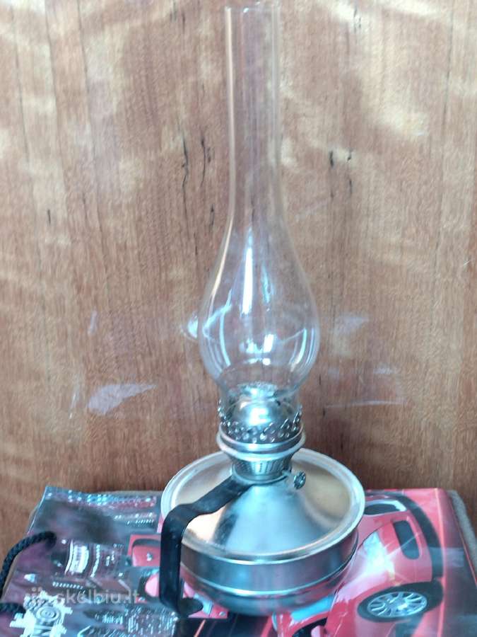 Vintažine žibalinė lempa su rankena.