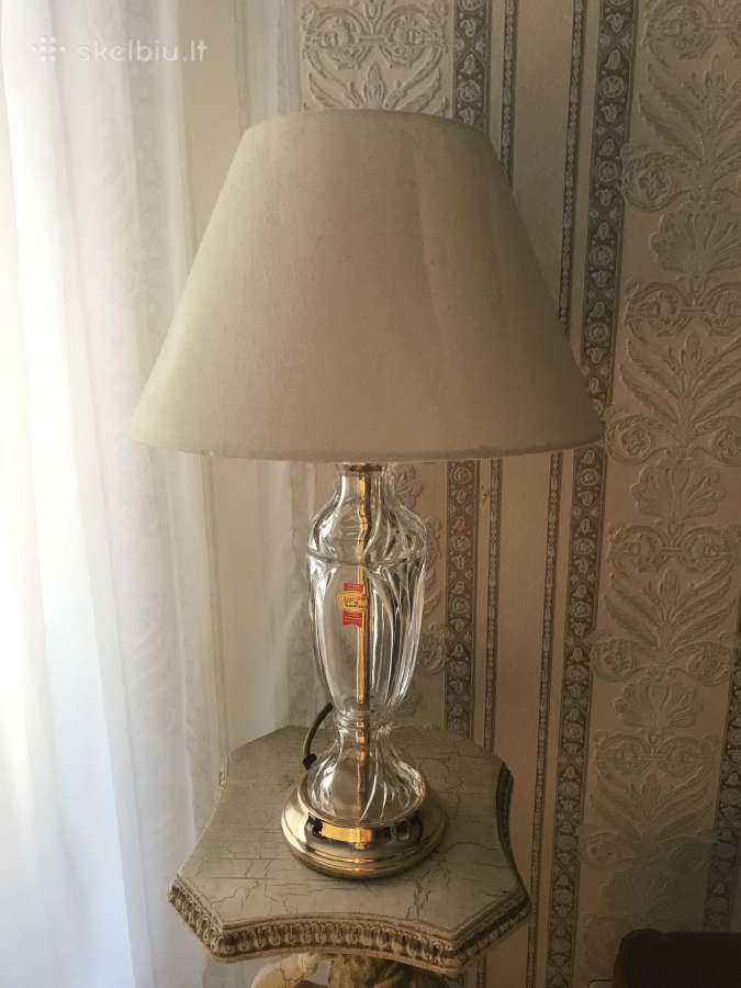 Pastatomi kristoliniai šviestuvai