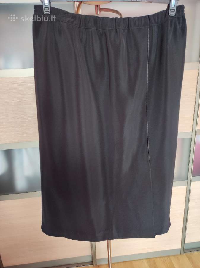 Juodas klasikinis sijonas 4xl