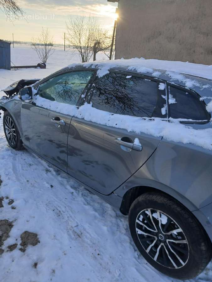 Volvo v40 2018m 2l benzinas 90kw dalimis - nuotraukos Nr. 5