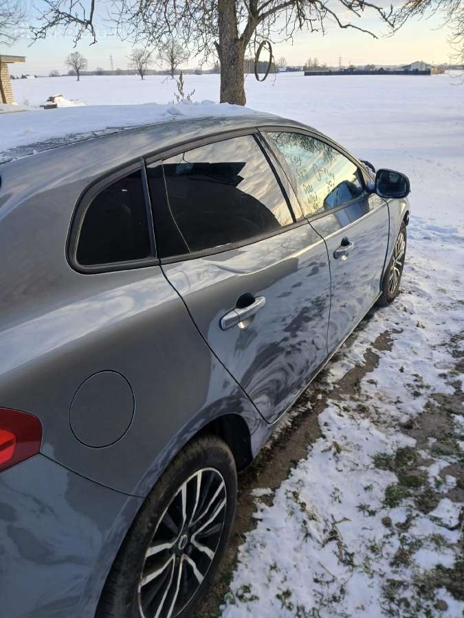 Volvo v40 2018m 2l benzinas 90kw dalimis - nuotraukos Nr. 6