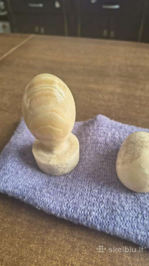 Velykiniai kiaušiniai is akmens