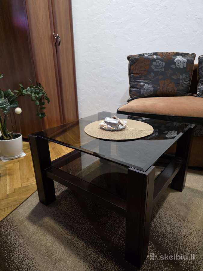 Parduodamas stilingas stiklinis kavos staliukas