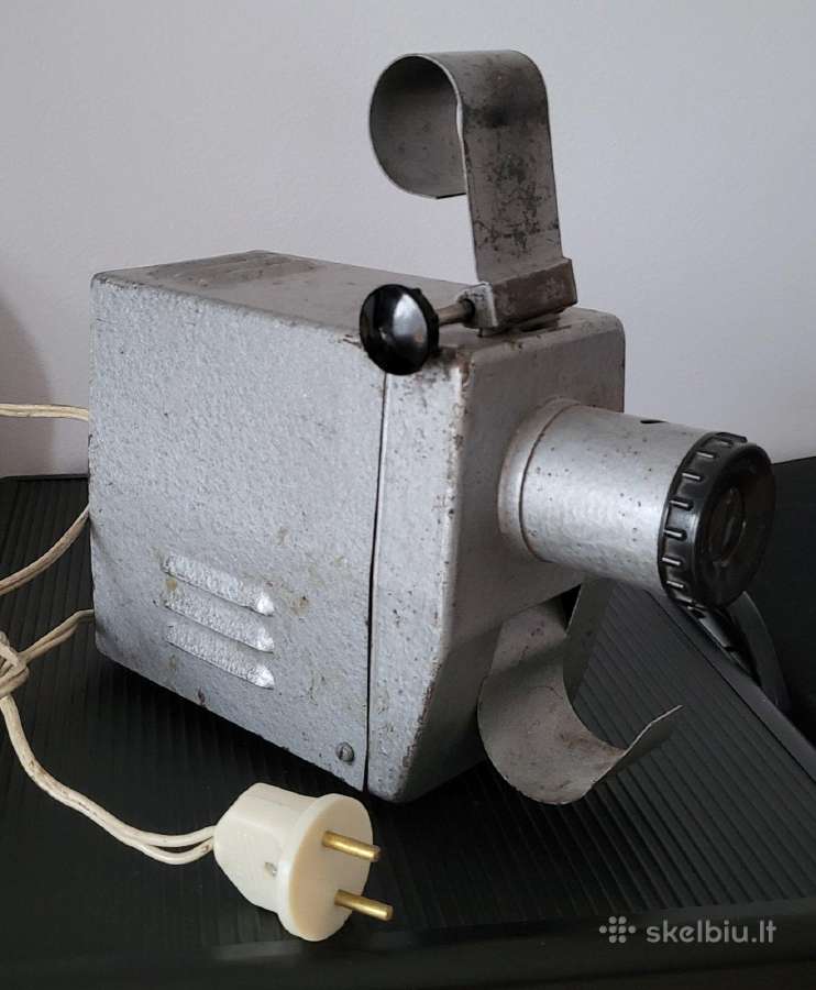 Parduodamas senovinis 8 mm filmų projektorius F63