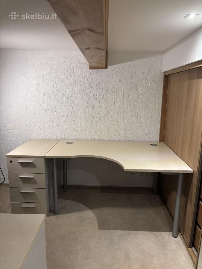 Biuro stalas su lentyna