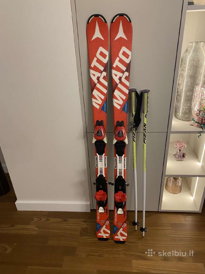 Vaikiškos slidės Atomic 130 cm, lazdos, šalmas