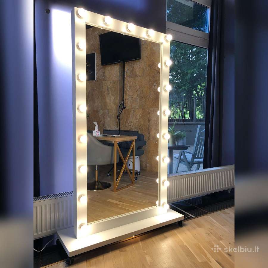 Veidrodžiai su apšvietimu makiažui