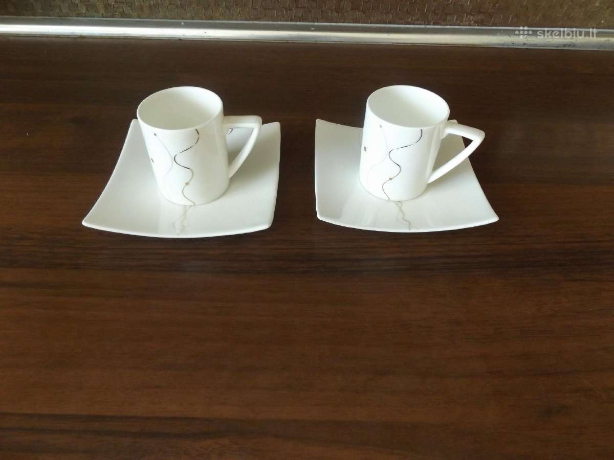 Espresso kavos puodeliai su lėkštėmis