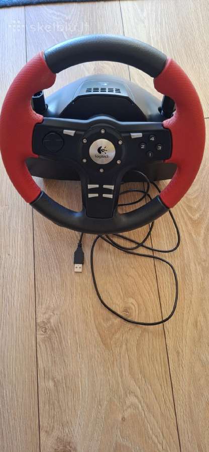 Logitech Formula Force Ex vairas su pedalais.
