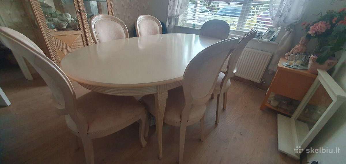 Italiskas stalas su kedemis