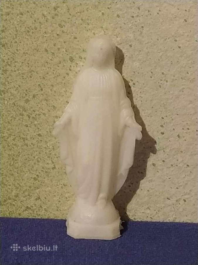 Krikscioniu religijos statulele sviecianti tamsoj