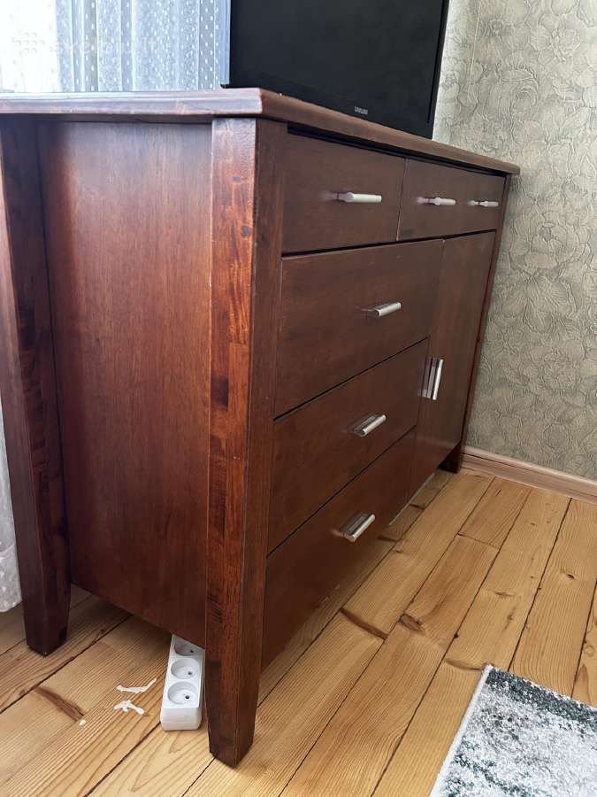 Parduodu komodą ir dvi naktines spinteles