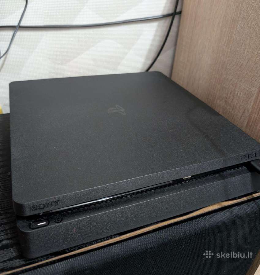 Ps4 1 TB + du pultai + žaidimas dovanų
