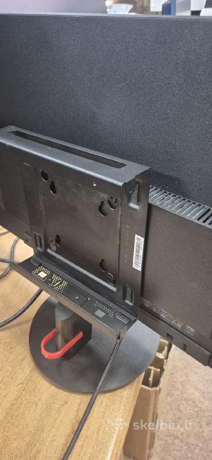 Lenovo monitorius su tiny kompiuterio laikikliu