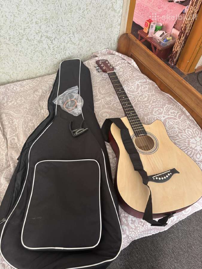 Akustinė gitara su priedais