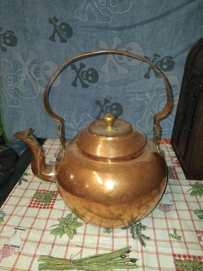 Labai didelis varinis arbatinis