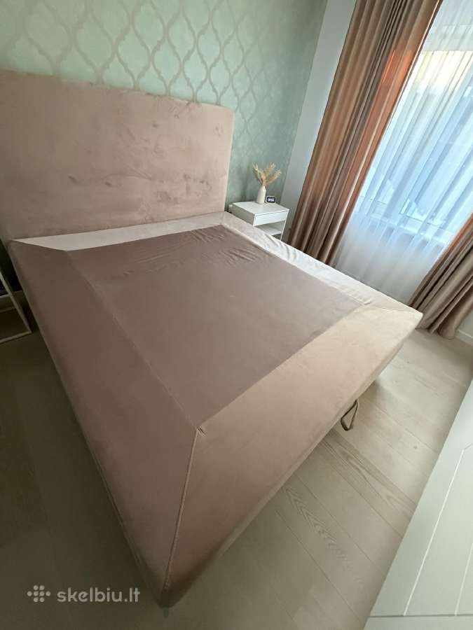 Parduodama „King Size“ miegamojo lova su čiu