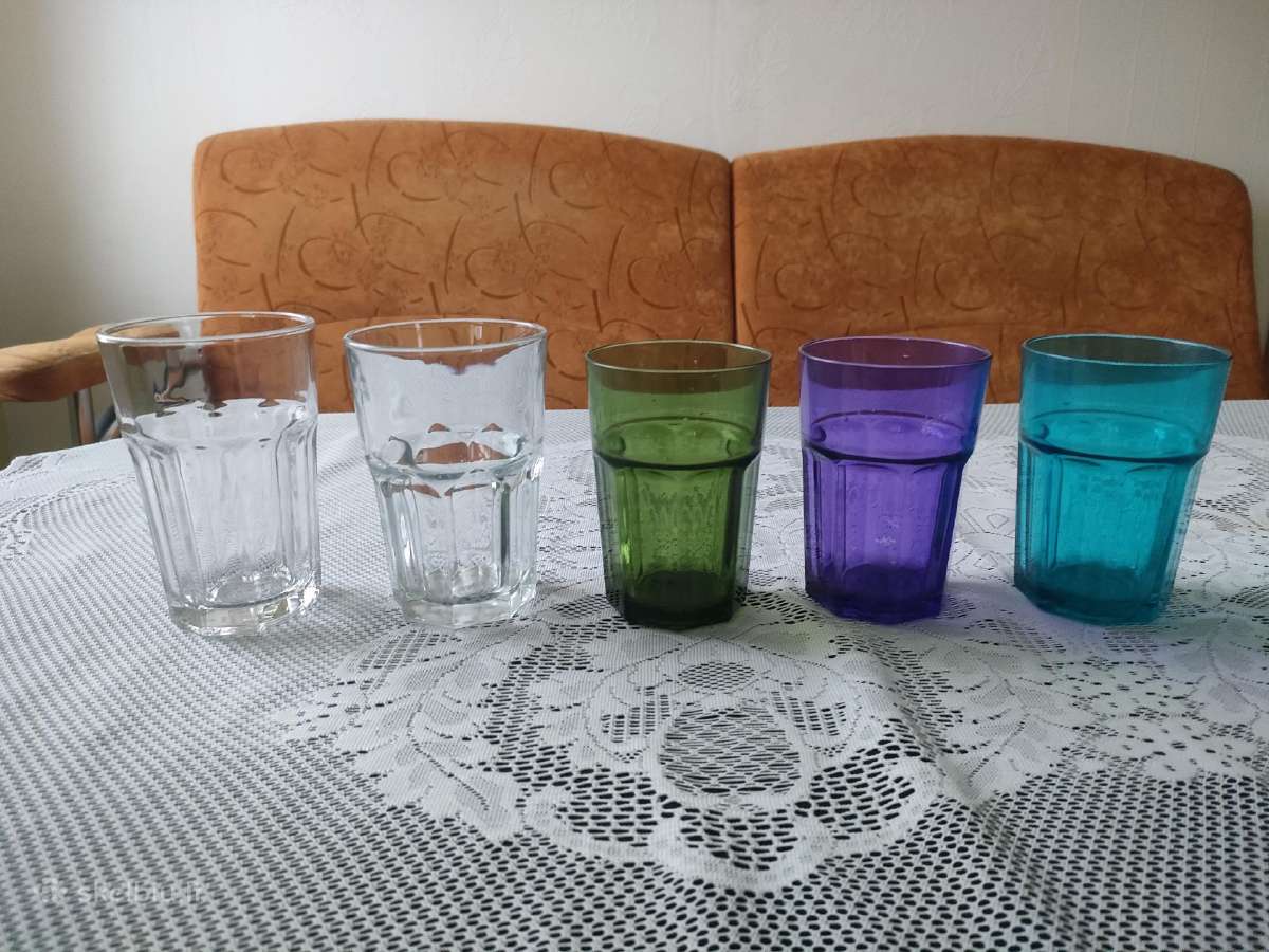 Geros būklės stiklinės. Viena iš jų Coca Cola