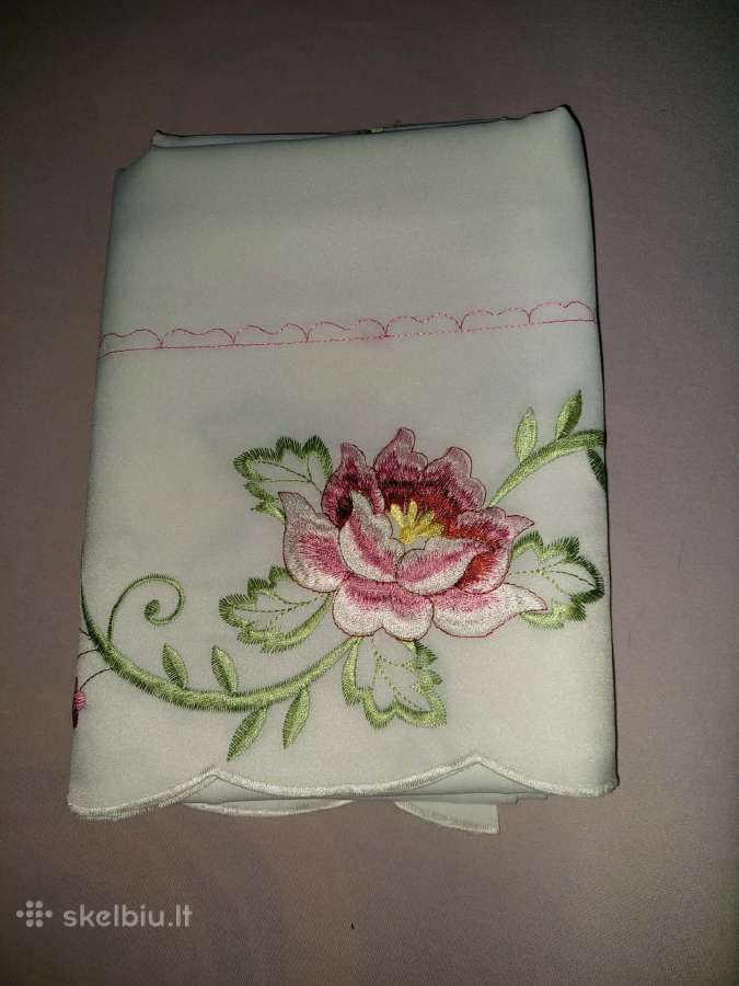 Siuvinėta staltiesė